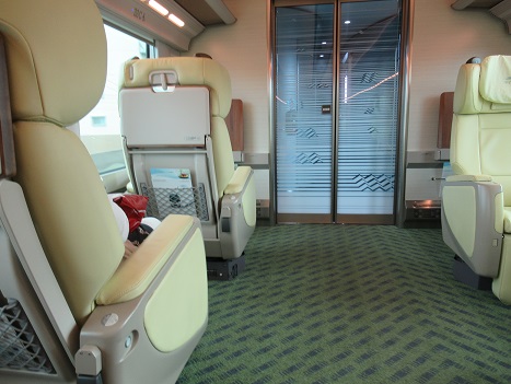 「しまかぜ」の車内にて